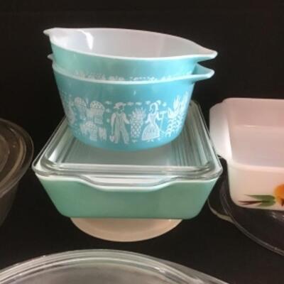 A - 253  Vintage Fire King & Pyrex Dishes