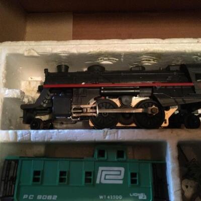 LIONEL Vintage Train Set with Engine # 8141. LOT 36