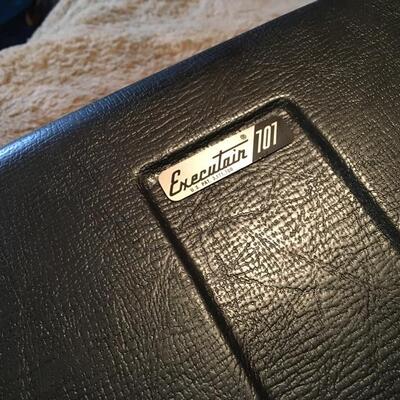 EXECUTAIR 101 Vintage Liquor Set and Hard Shell Briefcase. LOT 48