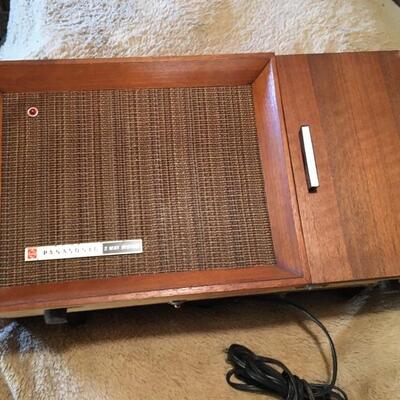 Vintage PANASONIC 2- Band Radio RE-7487. LOT 49