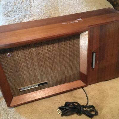 Vintage PANASONIC 2- Band Radio RE-7487. LOT 49