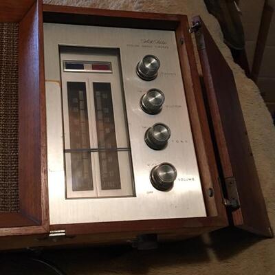 Vintage PANASONIC 2- Band Radio RE-7487. LOT 49