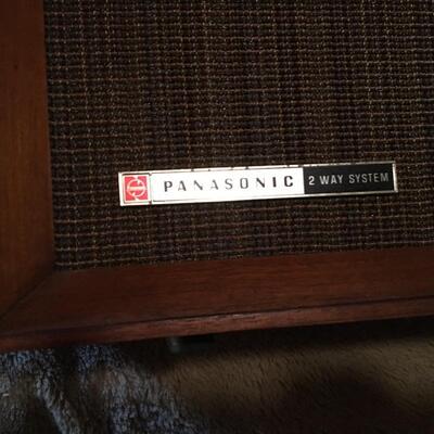 Vintage PANASONIC 2- Band Radio RE-7487. LOT 49