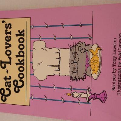 Lot 31: Assorted Cat Themed Books 