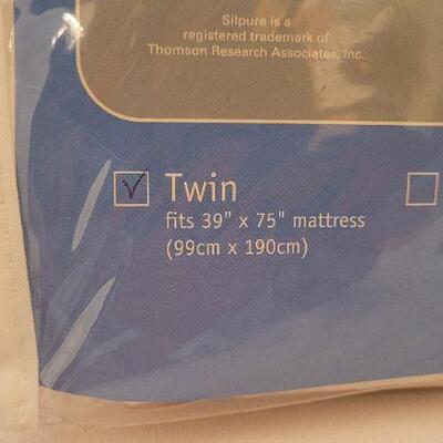 Lot 53: New REST RIGHT Twin Size Allergy Relief Mattress Pad