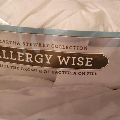 Lot 55: New Twin Size MARTHA STEWART Allergy Relief Fiberbed