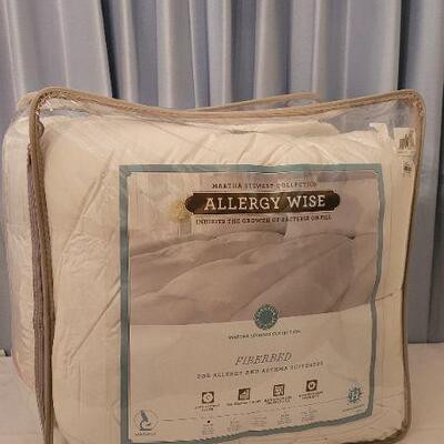 Lot 55: New Twin Size MARTHA STEWART Allergy Relief Fiberbed