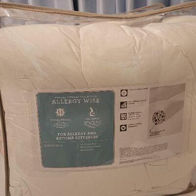 Lot 55: New Twin Size MARTHA STEWART Allergy Relief Fiberbed