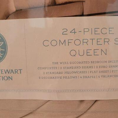 Lot 61: New MARTHA STEWART Retired 24-Piece Quee n Comforter Set