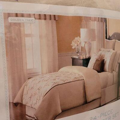 Lot 61: New MARTHA STEWART Retired 24-Piece Quee n Comforter Set