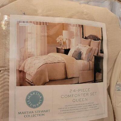 Lot 61: New MARTHA STEWART Retired 24-Piece Quee n Comforter Set