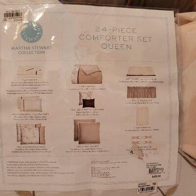 Lot 61: New MARTHA STEWART Retired 24-Piece Quee n Comforter Set