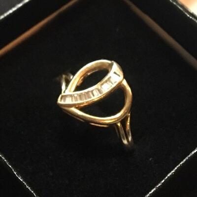14k Gold Heart Ring with Diamonds Size 6.5. LOT 59