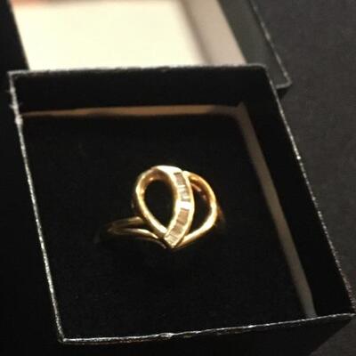 14k Gold Heart Ring with Diamonds Size 6.5. LOT 59