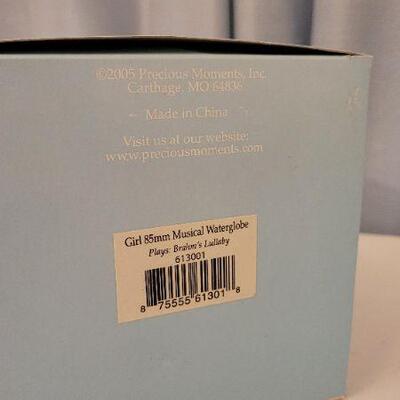 Lot 67: Vintage New Retired PRECIOUS MOMENTS Musical Waterglobe 