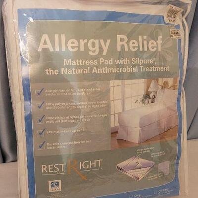 Lot 66: New REST RIGHT Full Size Allergy Relief Mattress Pad 