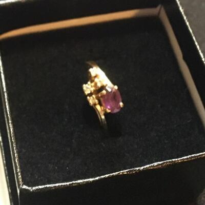 14k Yellow Gold Ring with Diamonds and Amethyst Size 6. LOT 61
