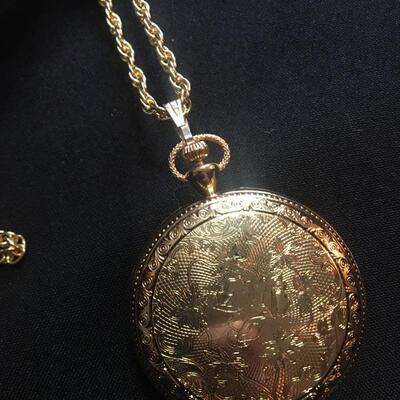Vintage 22â€ Necklace and Cameo Music Box.  LOT 68