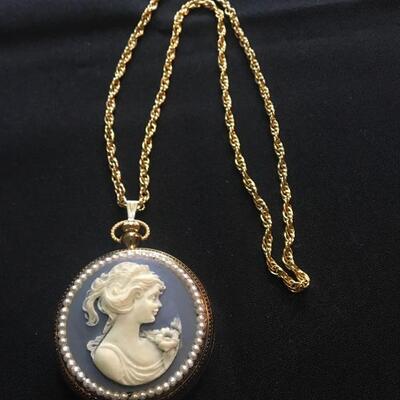 Vintage 22â€ Necklace and Cameo Music Box.  LOT 68