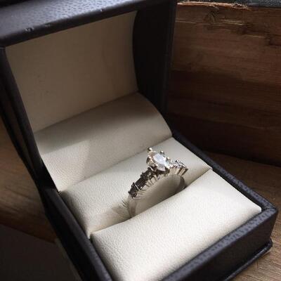 Vintage 1 carat Marquis Diamond Engagement Ring 18k White Gold Size 7. LOT A17