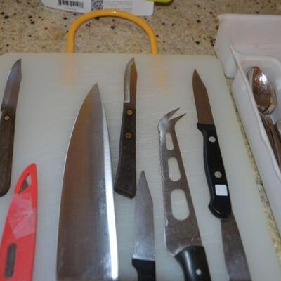LOT 260 KNIVES AND CUTTING BOARDS