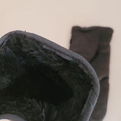 Lot 93: Black Soft Leather Mittens (no size shown, size Large would be my guess)