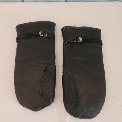 Lot 93: Black Soft Leather Mittens (no size shown, size Large would be my guess)