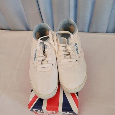 Lot 101: Vintage Reebok Shoes size 9