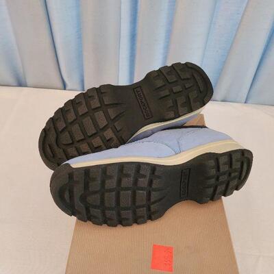 Lot 102: New Rockport Shoes size 9