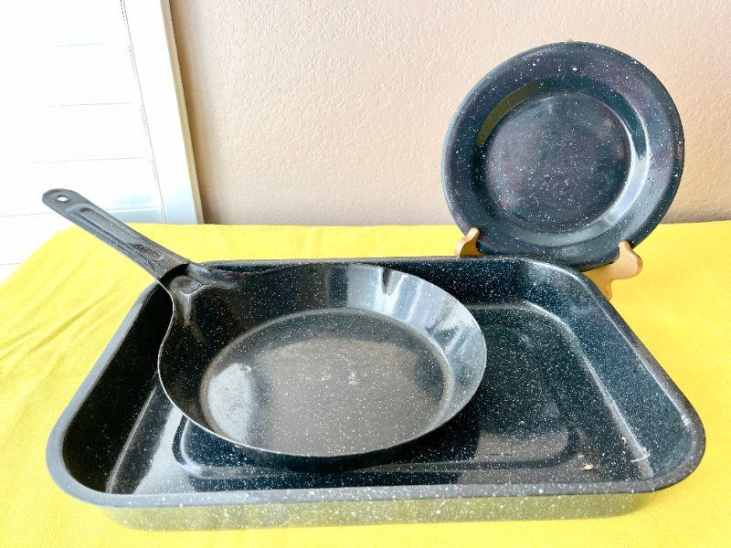 LOT 110 GRANITEWARE BAKING PAN SKILLET & 4 PLATES