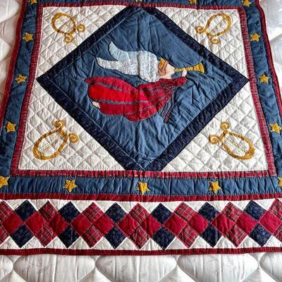 LOT 190  ANGEL QUILTED THROW CRIB BLANKET WALL HANGING