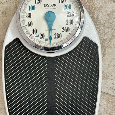 LOT 217  TAYLOR PROFESSIONAL BATHROOM SCALE LARGE DIAL 