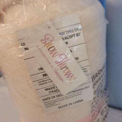 Lot 123: New Snow Throw Blanket 
