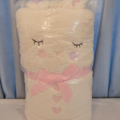 Lot 123: New Snow Throw Blanket 
