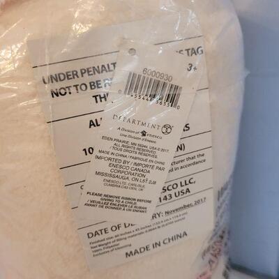 Lot 123: New Snow Throw Blanket 