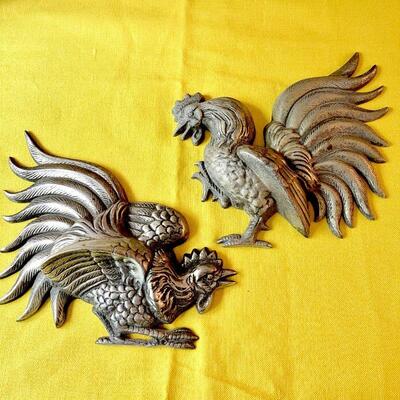 LOT 226  METAL WALL PLAQUES FIGHTING ROOSTERS 