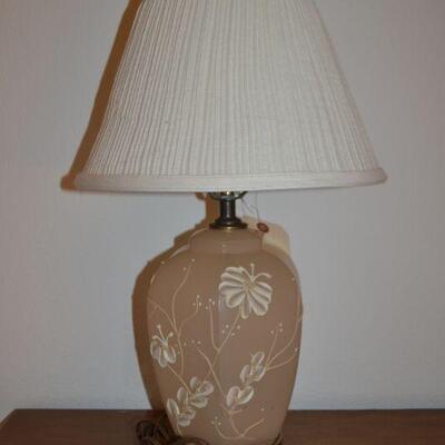 LOT 363 GLASS HAND PAINTED TABLE LAMP