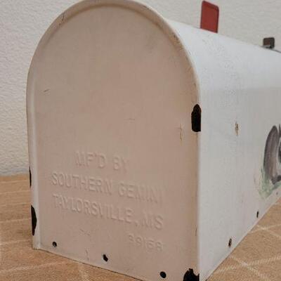 Lot 226: Vintage White SOUTHERN GEMINI Metal Mailbox w/ Handpainted Cat Accent Art
