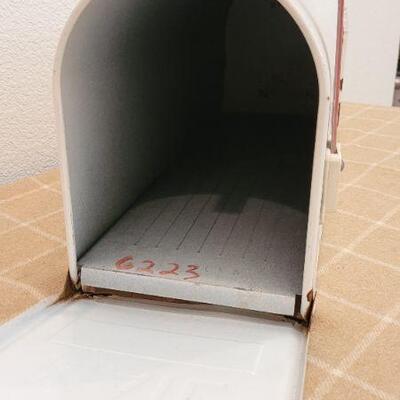 Lot 226: Vintage White SOUTHERN GEMINI Metal Mailbox w/ Handpainted Cat Accent Art