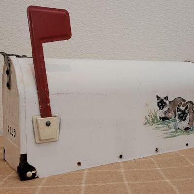 Lot 226: Vintage White SOUTHERN GEMINI Metal Mailbox w/ Handpainted Cat Accent Art