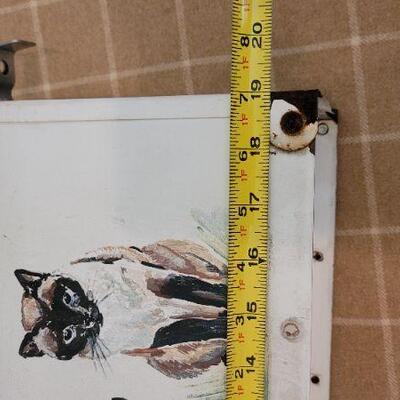Lot 226: Vintage White SOUTHERN GEMINI Metal Mailbox w/ Handpainted Cat Accent Art