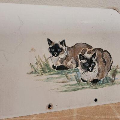 Lot 226: Vintage White SOUTHERN GEMINI Metal Mailbox w/ Handpainted Cat Accent Art