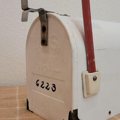 Lot 226: Vintage White SOUTHERN GEMINI Metal Mailbox w/ Handpainted Cat Accent Art