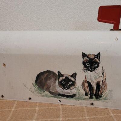 Lot 226: Vintage White SOUTHERN GEMINI Metal Mailbox w/ Handpainted Cat Accent Art