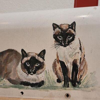 Lot 226: Vintage White SOUTHERN GEMINI Metal Mailbox w/ Handpainted Cat Accent Art