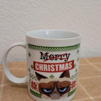 Lot 229: (4) New HALLMARK Coffee Mugs Cat Theme
