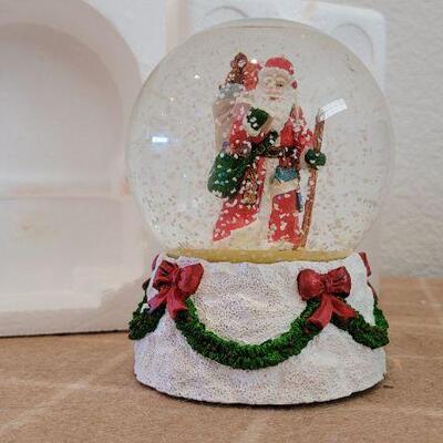 Lot 13: Vintage Retired ENESCO SANTA CLAUS Music Waterglobe TESTED A+
