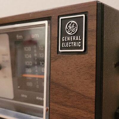 Lot 36: Vintage GENERAL ELECTRIC Mid Century Modern Alarm Clock Radio TESTED A+