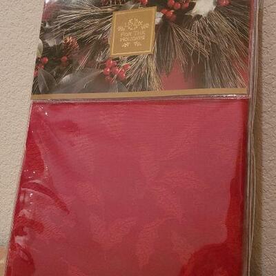 Lot 49: NEW Vintage LENOX Fancy Red Christmas Oval Table Linen
