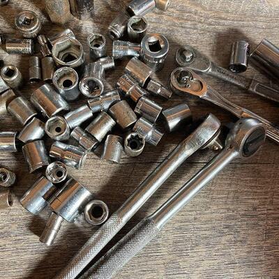 G35: Set of American Sockets, Rachets, and Extenders